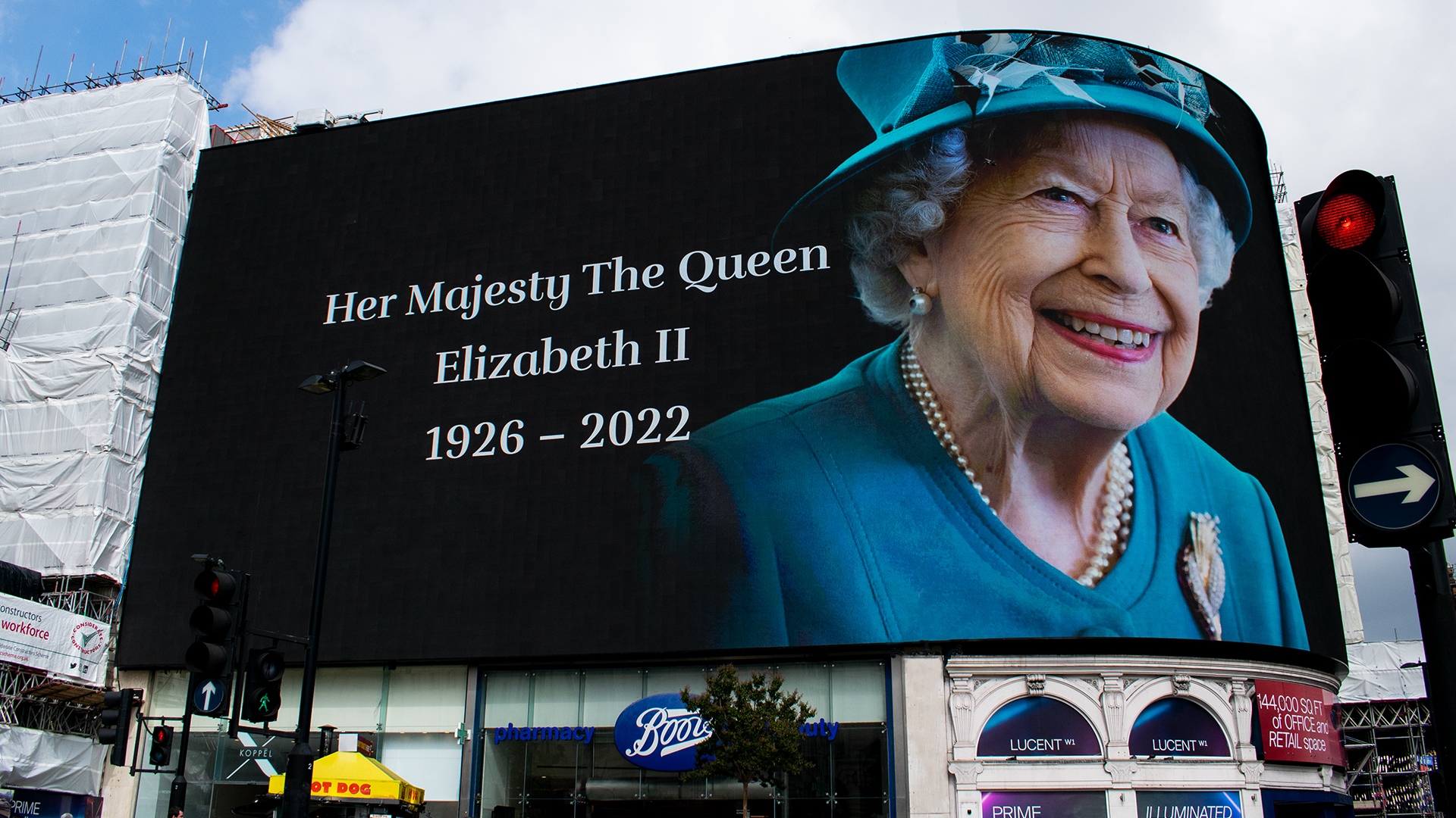 Piccadilly Circus pays tribute to Queen Elizabeth II